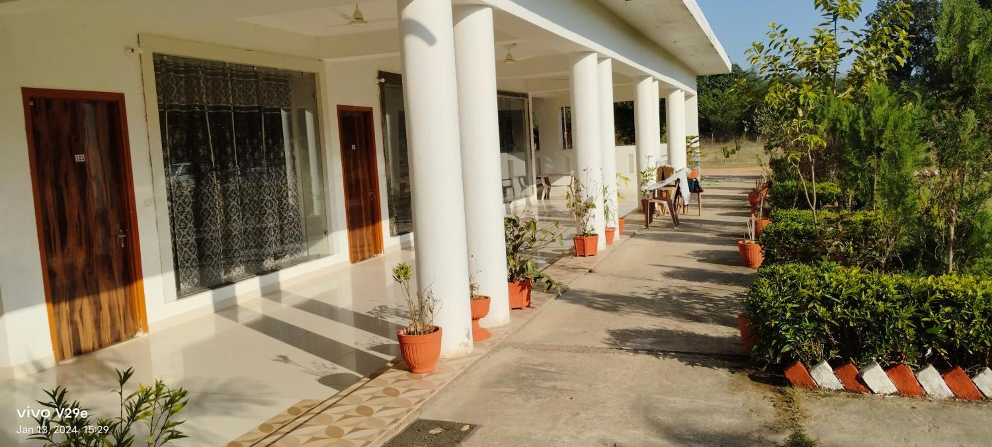 Hotel Radha Rani Mahal 克久拉霍 外观 照片